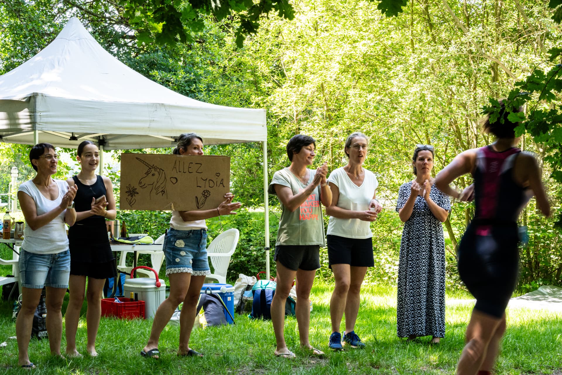 Le public encourage les participants au bord du parcours en 2026